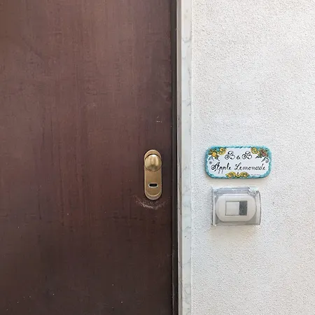 Apple Lemonade לינה וארוחת בוקר 3*